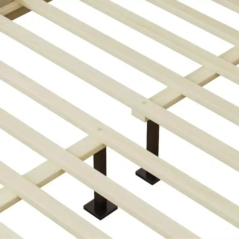 Lit plateforme en bois d'hévéa avec tête de lit en rotin tressé, naturel