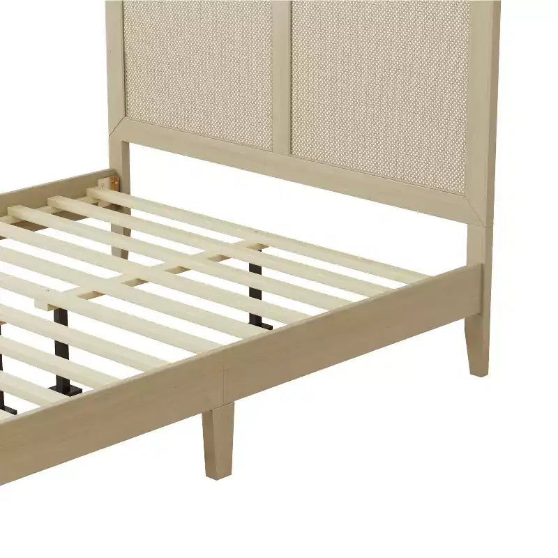 Lit plateforme en bois d'hévéa avec tête de lit en rotin tressé, naturel