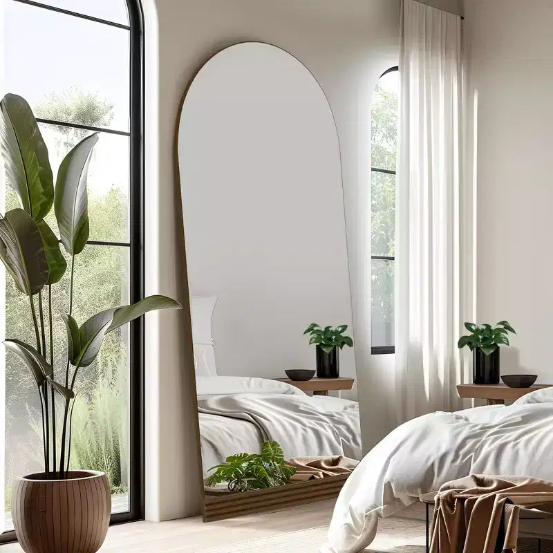 Miroir mural arqué pleine longueur de 31 po l. x 71 po H avec cadre en bois et base en bois rayé de couleur marron