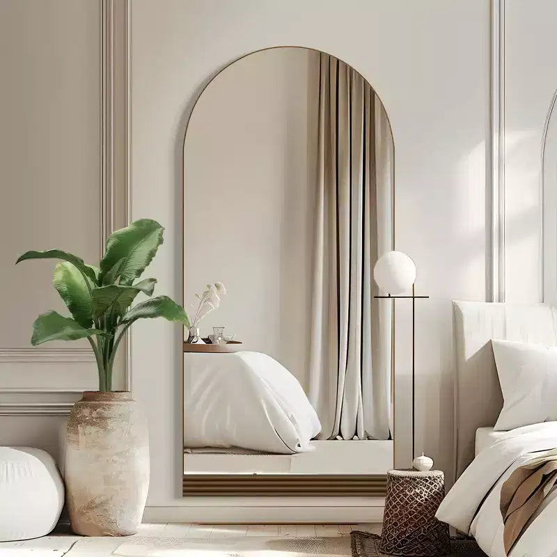 Miroir mural arqué pleine longueur de 31 po l. x 71 po H avec cadre en bois et base en bois rayé de couleur marron