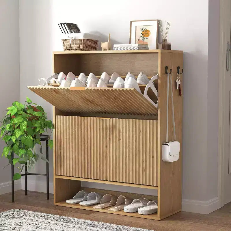 Meuble à chaussures étroit cannelé avec tiroirs abattants et crochets latéraux, Organisateur de rangement compact pour entrée, couloir ou appartement, Fini chêne