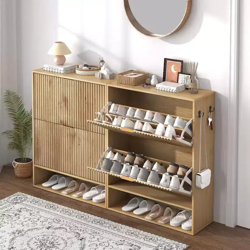 Meuble à chaussures étroit cannelé avec tiroirs abattants et crochets latéraux, Organisateur de rangement compact pour entrée, couloir ou appartement, Fini chêne