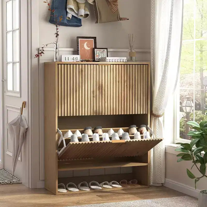Meuble à chaussures étroit cannelé avec tiroirs abattants et crochets latéraux, Organisateur de rangement compact pour entrée, couloir ou appartement, Fini chêne