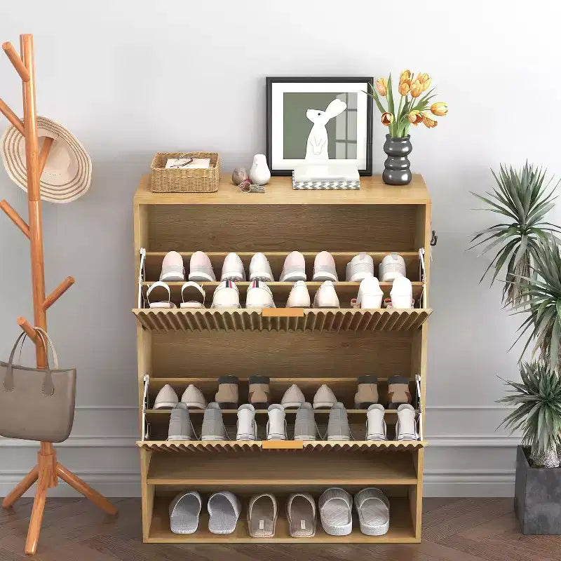 Meuble à chaussures étroit cannelé avec tiroirs abattants et crochets latéraux, Organisateur de rangement compact pour entrée, couloir ou appartement, Fini chêne