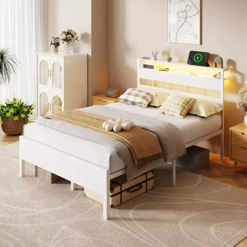 Cadre de lit moderne blanc pleine grandeur avec lumières LED, tête de lit de rangement, station de charge USB-C, plateforme de lit en métal pour chambre d'adolescent gamer, pas besoin de sommier.