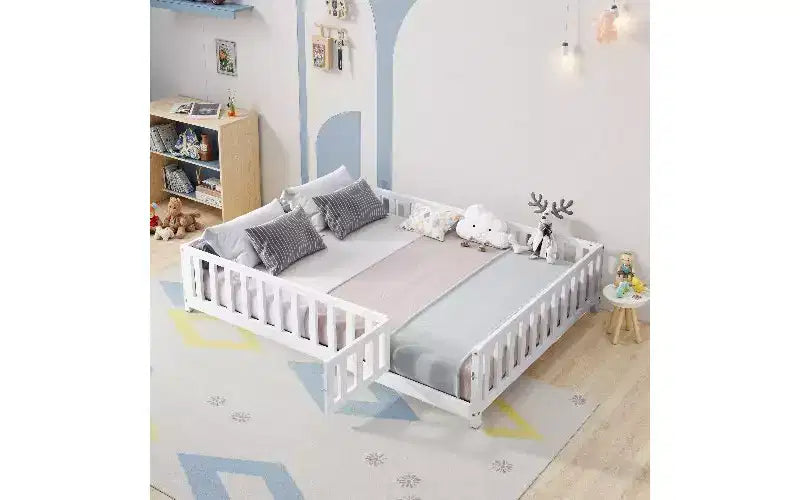 Lit plateforme complet pour enfants avec barrière de sécurité et portes ouvrantes, Cadre de lit au sol, Lit pour tout-petits en bois multi-usage