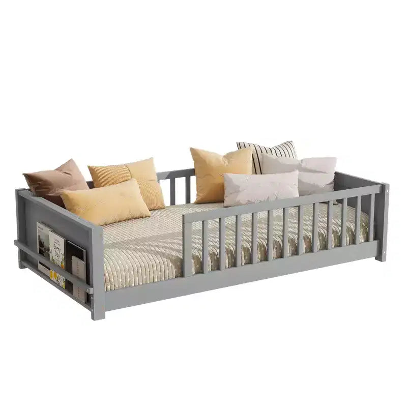 Lit double plateforme avec étagère intégrée, barrières de sécurité et cadre en bois robuste, design compact pour chambre d'enfant