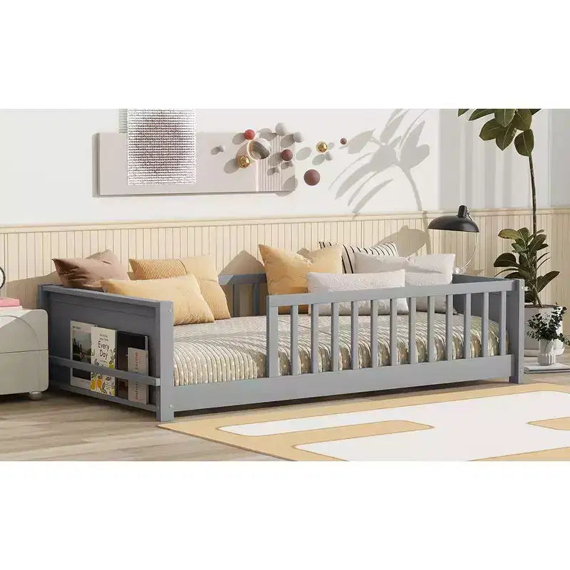 Lit double plateforme avec étagère intégrée, barrières de sécurité et cadre en bois robuste, design compact pour chambre d'enfant