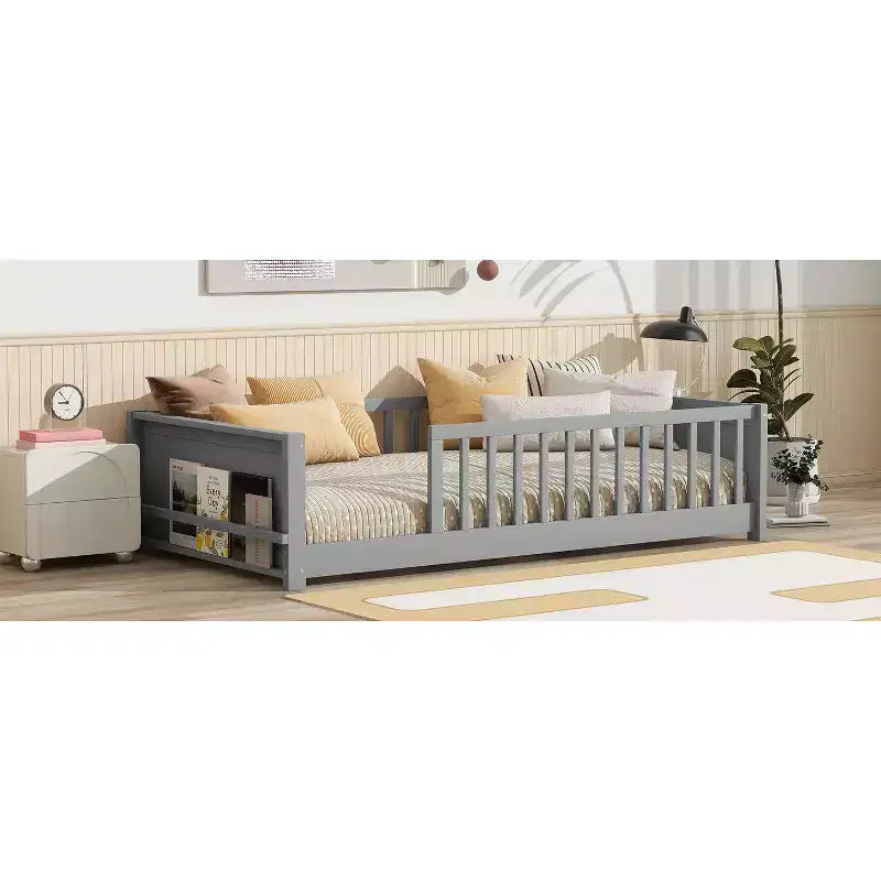 Lit double plateforme avec étagère intégrée, barrières de sécurité et cadre en bois robuste, design compact pour chambre d'enfant