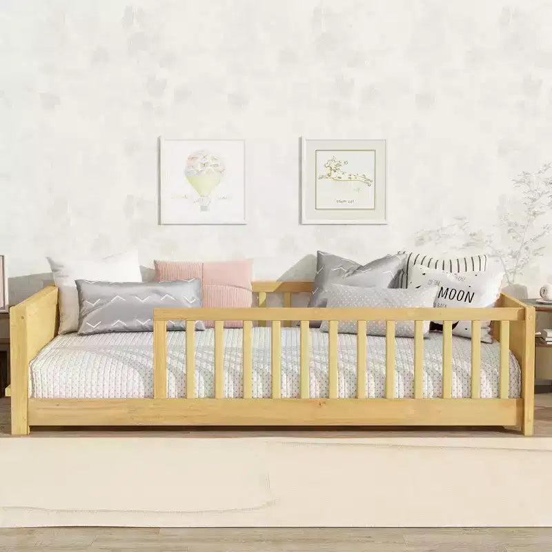 Lit double plateforme avec étagère intégrée, barrières de sécurité et cadre en bois robuste, design compact pour chambre d'enfant