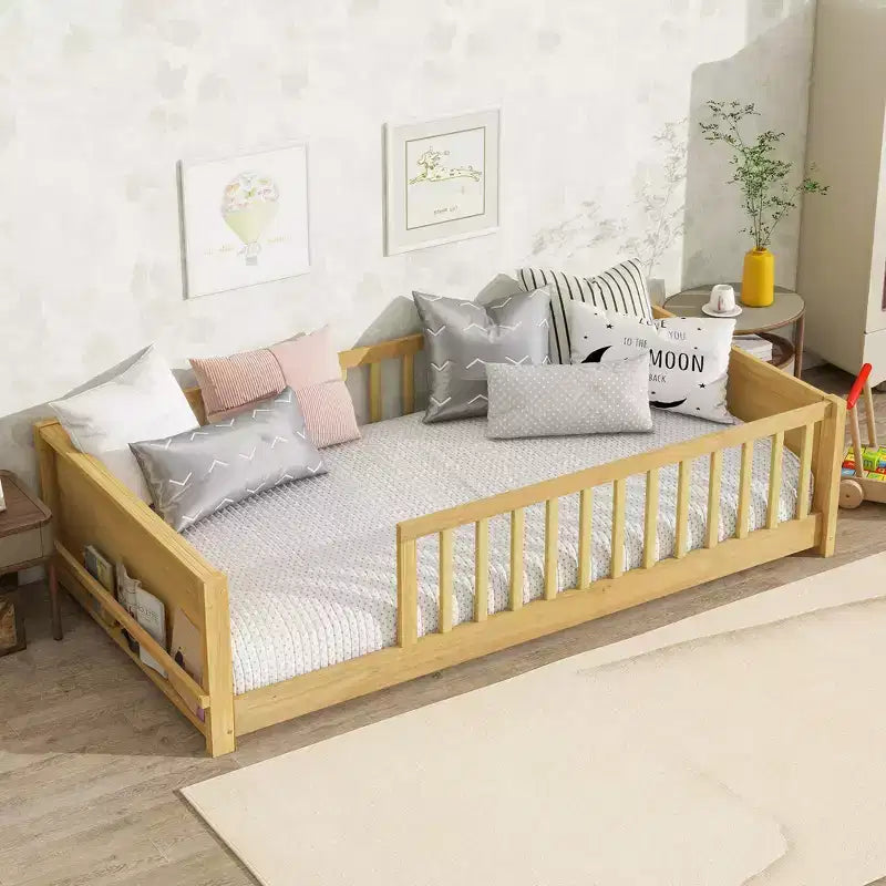Lit double plateforme avec étagère intégrée, barrières de sécurité et cadre en bois robuste, design compact pour chambre d'enfant