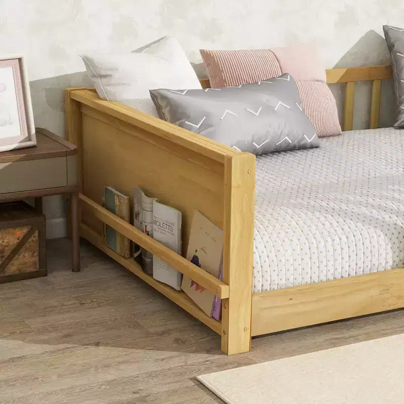 Lit double plateforme avec étagère intégrée, barrières de sécurité et cadre en bois robuste, design compact pour chambre d'enfant