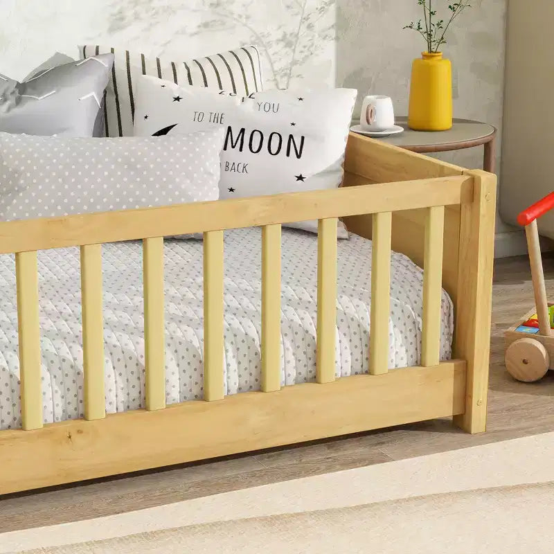 Lit double plateforme avec étagère intégrée, barrières de sécurité et cadre en bois robuste, design compact pour chambre d'enfant