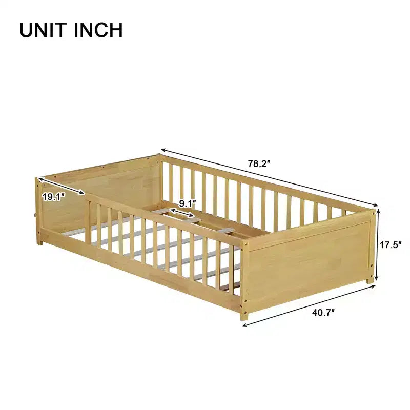 Lit double plateforme avec étagère intégrée, barrières de sécurité et cadre en bois robuste, design compact pour chambre d'enfant