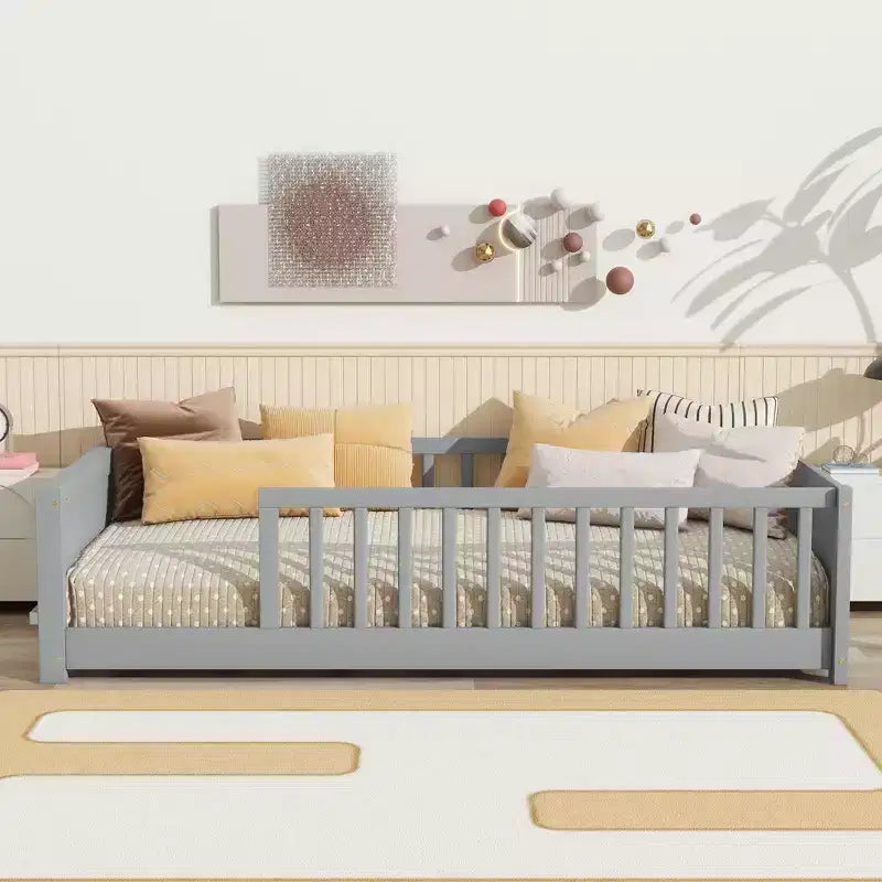 Lit double plateforme avec étagère intégrée, barrières de sécurité et cadre en bois robuste, design compact pour chambre d'enfant