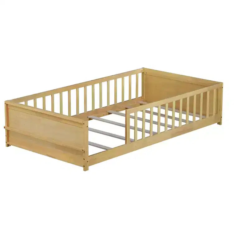 Lit double plateforme avec étagère intégrée, barrières de sécurité et cadre en bois robuste, design compact pour chambre d'enfant