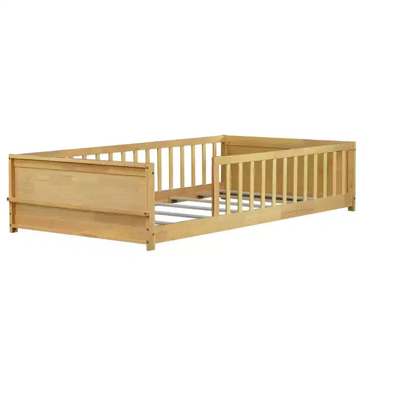Lit double plateforme avec étagère intégrée, barrières de sécurité et cadre en bois robuste, design compact pour chambre d'enfant
