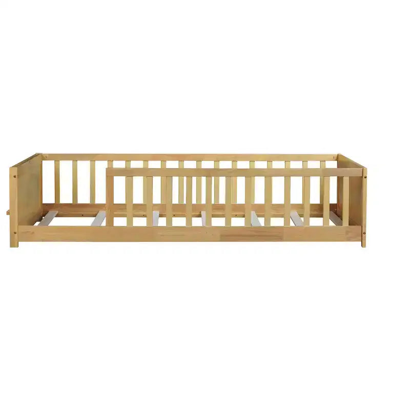 Lit double plateforme avec étagère intégrée, barrières de sécurité et cadre en bois robuste, design compact pour chambre d'enfant