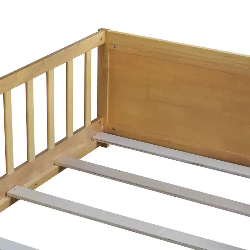 Lit double plateforme avec étagère intégrée, barrières de sécurité et cadre en bois robuste, design compact pour chambre d'enfant
