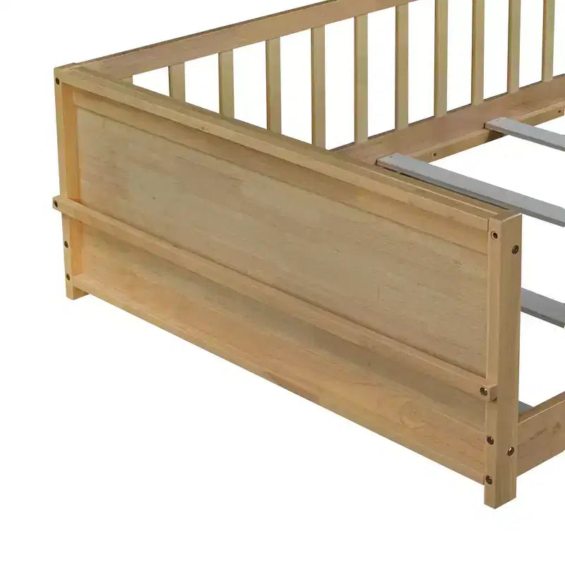 Lit double plateforme avec étagère intégrée, barrières de sécurité et cadre en bois robuste, design compact pour chambre d'enfant