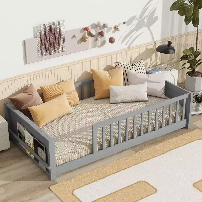Lit double plateforme avec étagère intégrée, barrières de sécurité et cadre en bois robuste, design compact pour chambre d'enfant
