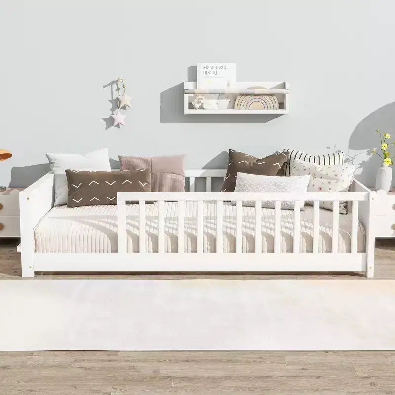 Lit double plateforme avec étagère intégrée, barrières de sécurité et cadre en bois robuste, design compact pour chambre d'enfant