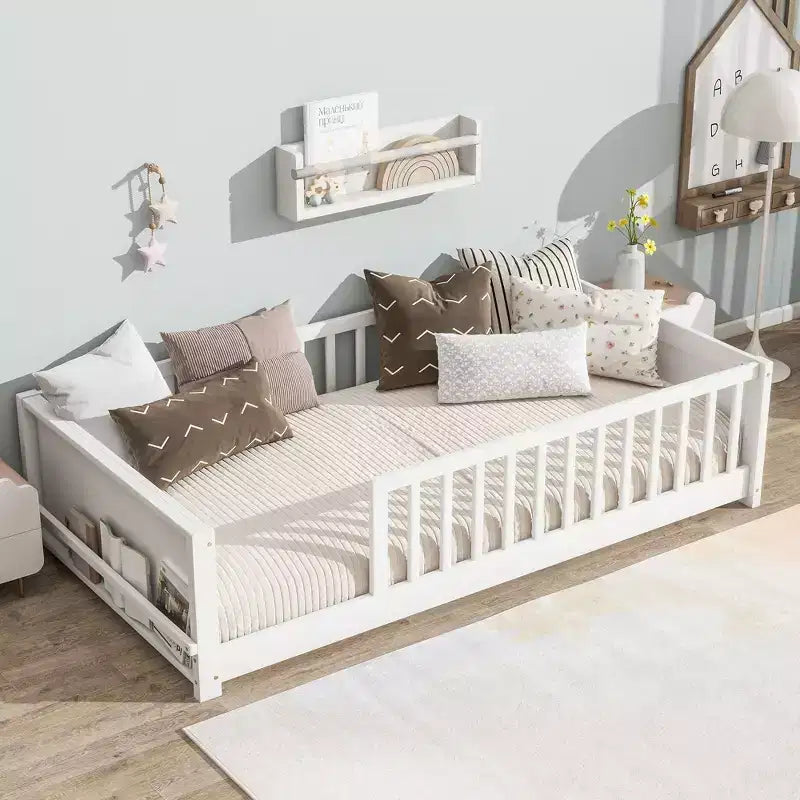 Lit double plateforme avec étagère intégrée, barrières de sécurité et cadre en bois robuste, design compact pour chambre d'enfant