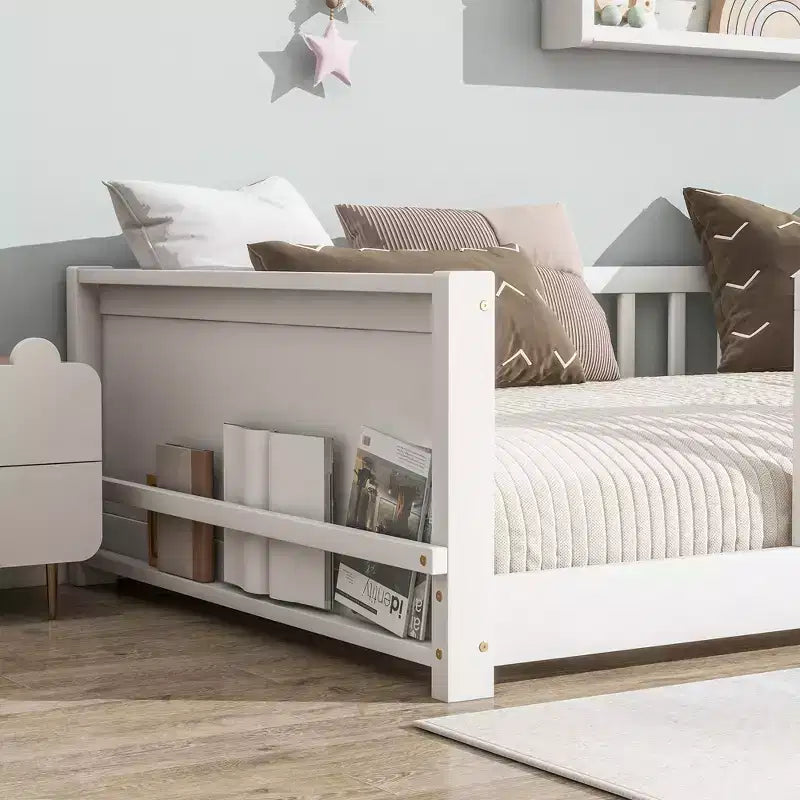 Lit double plateforme avec étagère intégrée, barrières de sécurité et cadre en bois robuste, design compact pour chambre d'enfant