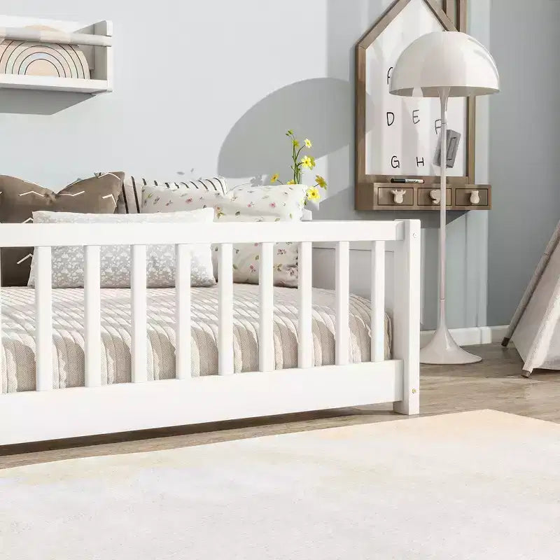 Lit double plateforme avec étagère intégrée, barrières de sécurité et cadre en bois robuste, design compact pour chambre d'enfant