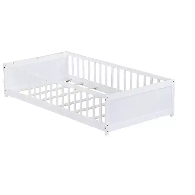 Lit double plateforme avec étagère intégrée, barrières de sécurité et cadre en bois robuste, design compact pour chambre d'enfant