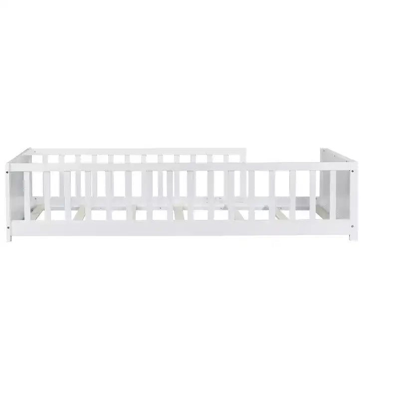 Lit double plateforme avec étagère intégrée, barrières de sécurité et cadre en bois robuste, design compact pour chambre d'enfant