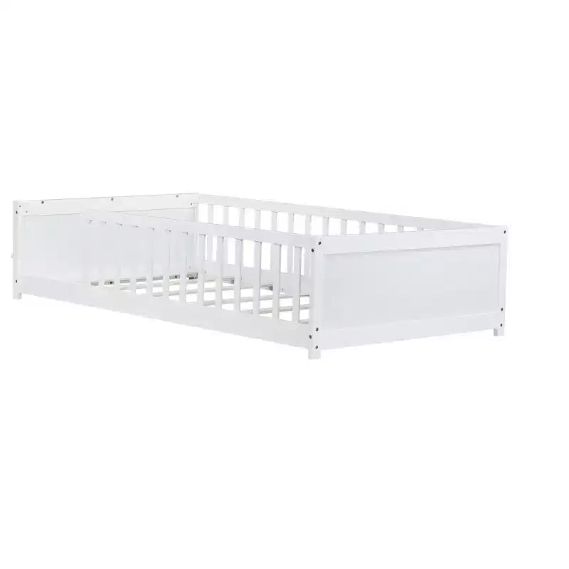 Lit double plateforme avec étagère intégrée, barrières de sécurité et cadre en bois robuste, design compact pour chambre d'enfant