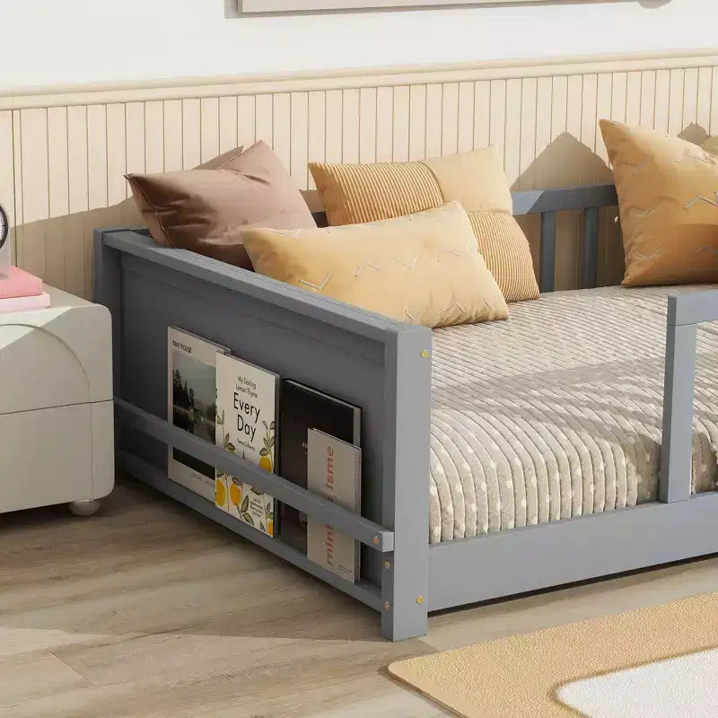 Lit double plateforme avec étagère intégrée, barrières de sécurité et cadre en bois robuste, design compact pour chambre d'enfant
