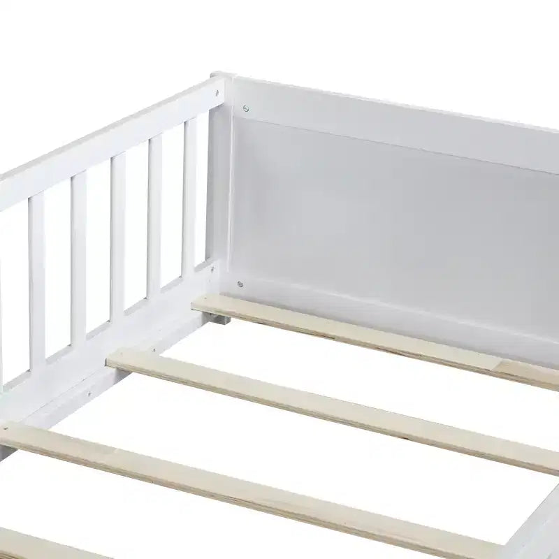 Lit double plateforme avec étagère intégrée, barrières de sécurité et cadre en bois robuste, design compact pour chambre d'enfant