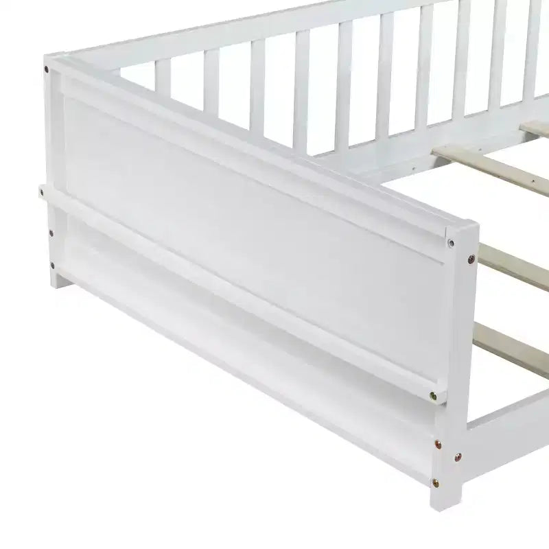Lit double plateforme avec étagère intégrée, barrières de sécurité et cadre en bois robuste, design compact pour chambre d'enfant