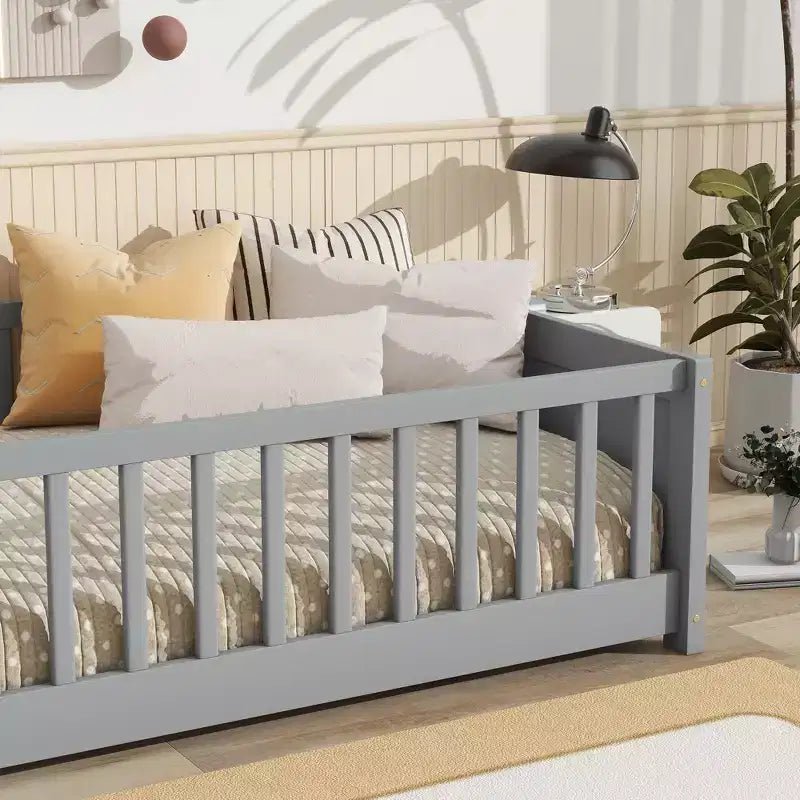 Lit double plateforme avec étagère intégrée, barrières de sécurité et cadre en bois robuste, design compact pour chambre d'enfant