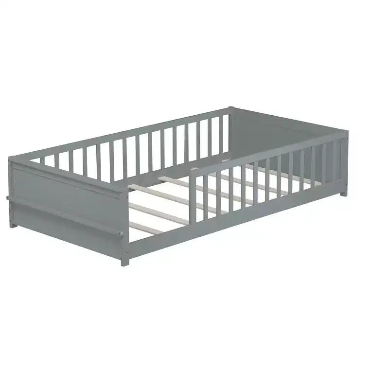 Lit double plateforme avec étagère intégrée, barrières de sécurité et cadre en bois robuste, design compact pour chambre d'enfant
