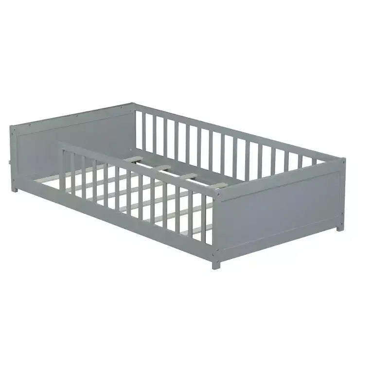 Lit double plateforme avec étagère intégrée, barrières de sécurité et cadre en bois robuste, design compact pour chambre d'enfant
