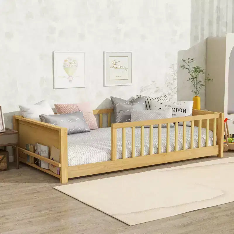 Lit double plateforme avec étagère intégrée, barrières de sécurité et cadre en bois robuste, design compact pour chambre d'enfant