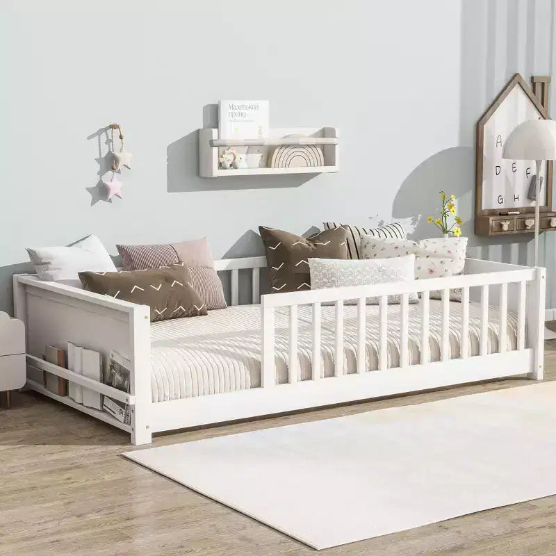 Lit double plateforme avec étagère intégrée, barrières de sécurité et cadre en bois robuste, design compact pour chambre d'enfant